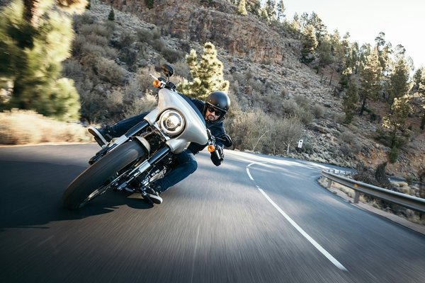 Quels sont les avantages d'une selle ergonomique pour une moto de touring comme la Honda Gold Wing ?